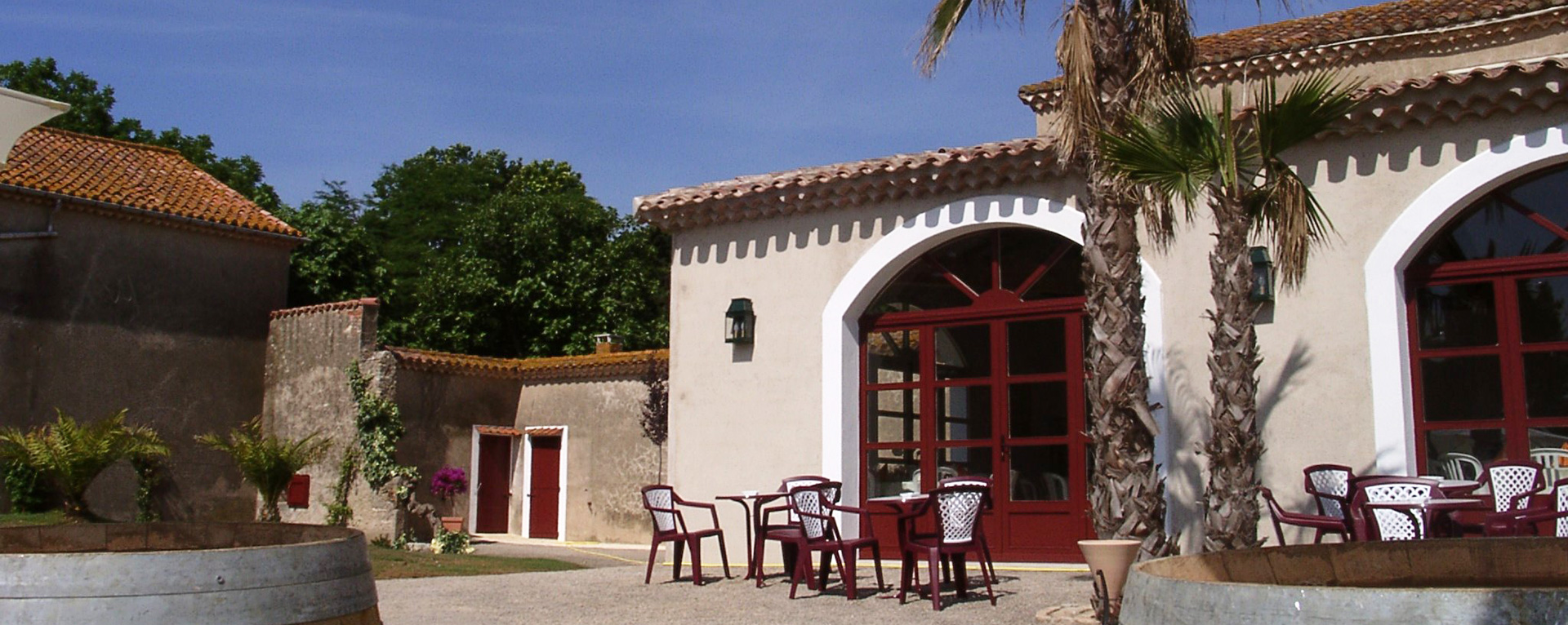 Vue extérieure de jour de la salle de réception de la Bergerie de la Vernède près de Narbonne dans l'Aude