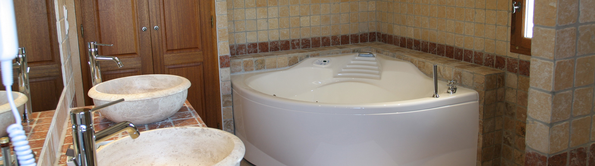 Salle de bain en marbre brut : hébergement en chambre près de Narbonne